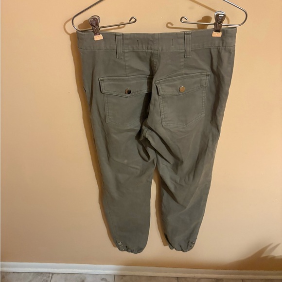 Veronica Beard Field 9.5” Cargo Pants in Army - Picture 5 of 8